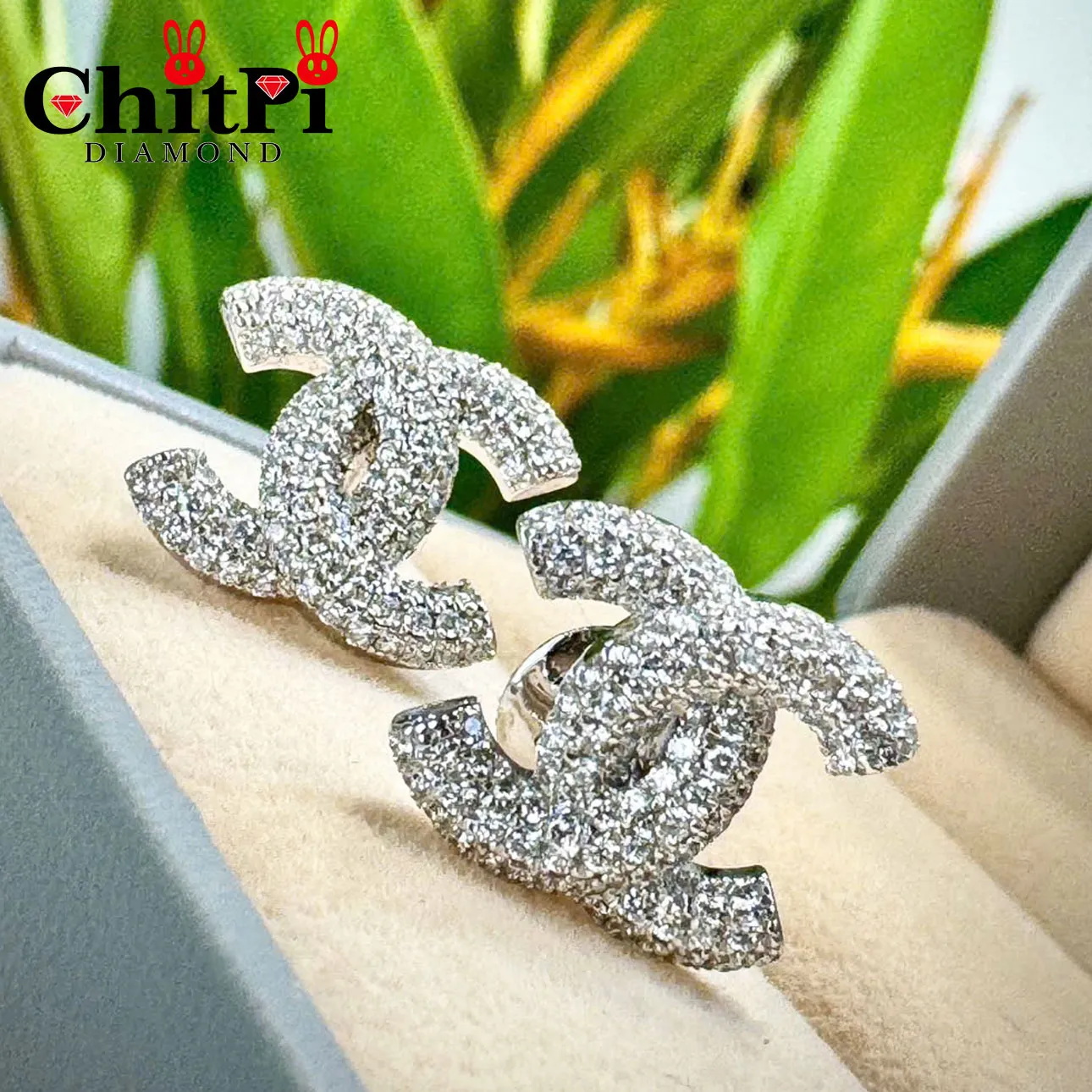 Bông tai kim cương thiết kế theo dáng logo Chanel