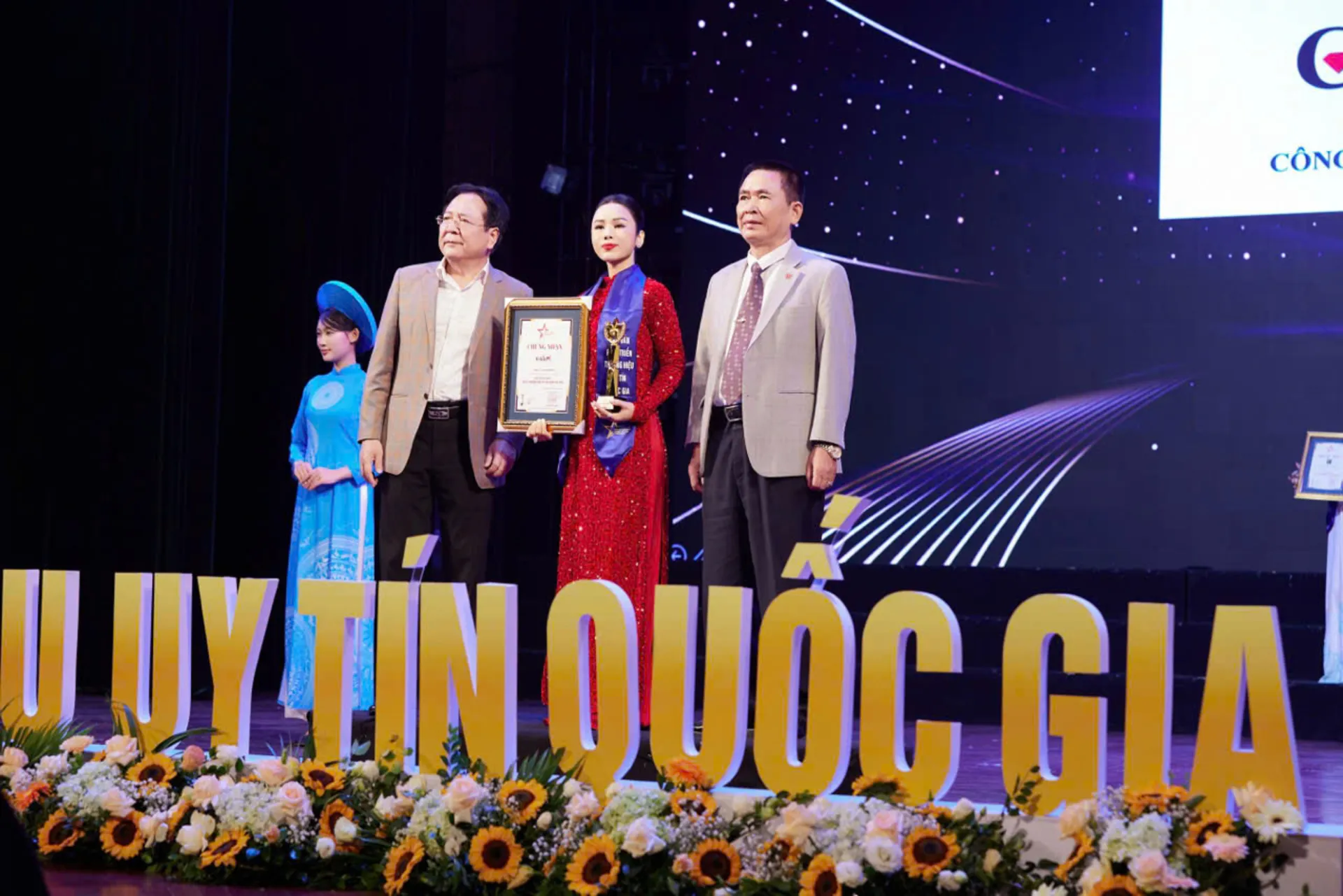 Nữ doanh nhân Vũ Phương Thúy đại diện ChitPi Diamond nhận Cúp Thương hiệu Uy tín Quốc gia 2024