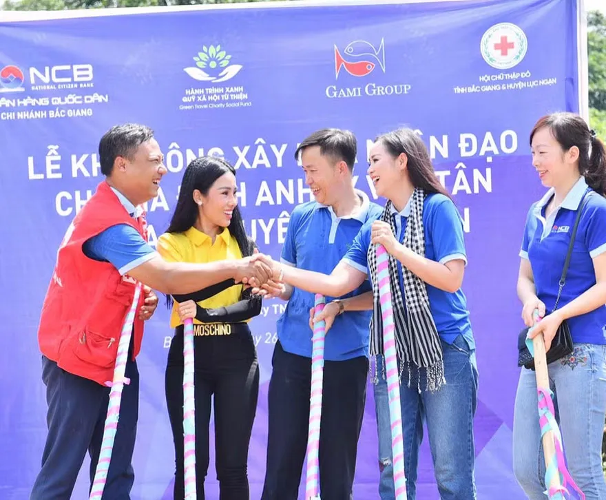 Nữ Doanh Nhân Vũ Phương Thuý giản dị đi khởi công xây dựng nhà nhân đạo