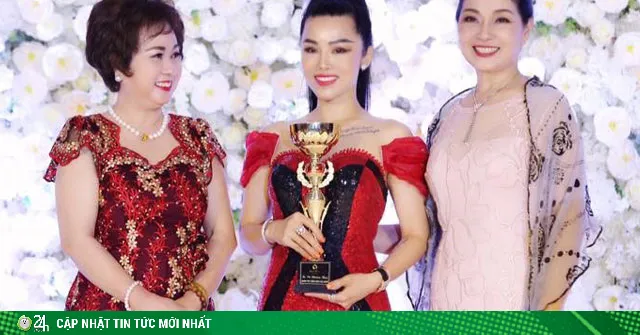 Chủ tịch ChitPi Diamond Vũ Phương Thúy nhận Giải thưởng Cống hiến của năm tại sinh nhật Happy Women