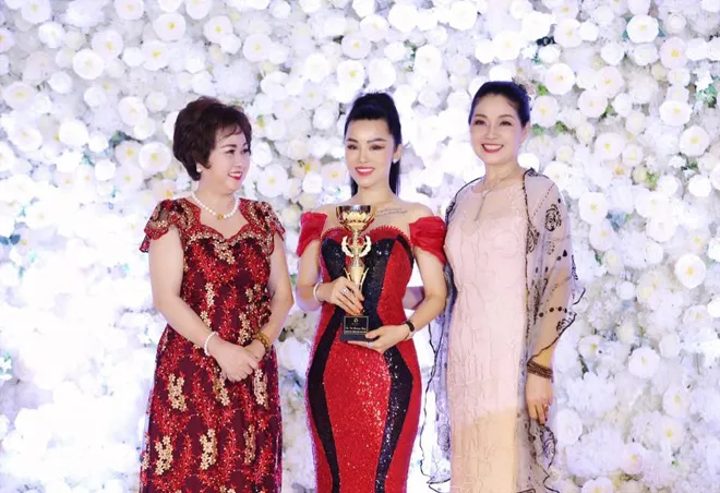 Nữ doanh nhân Vũ Phương Thúy (ở giữa) xuất sắc nhận Giải thưởng Cống hiến của năm 2019